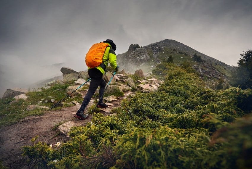 Rucksack tragen bei unterschiedlichen Wetterbedingungen und Umgebungen 